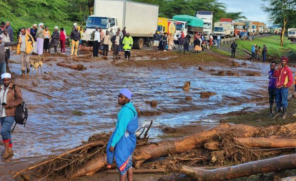 数周洪水过后，肯尼亚西部大坝决堤，造成至少40人死亡